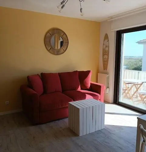 Grand Avec Balcon En Bord De