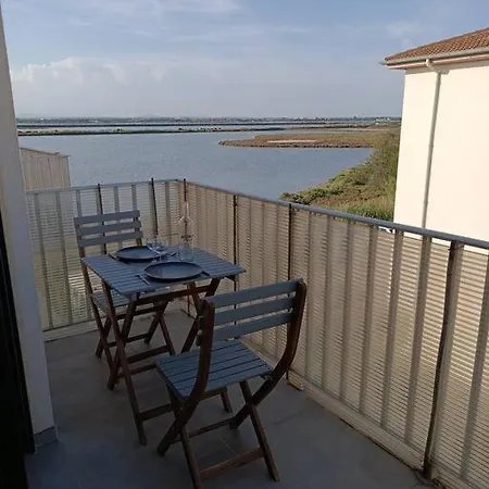 Grand Avec Balcon En Bord De Apartment