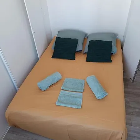 Grand Avec Balcon En Bord De Apartment