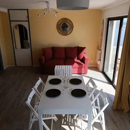 Grand Avec Balcon En Bord De